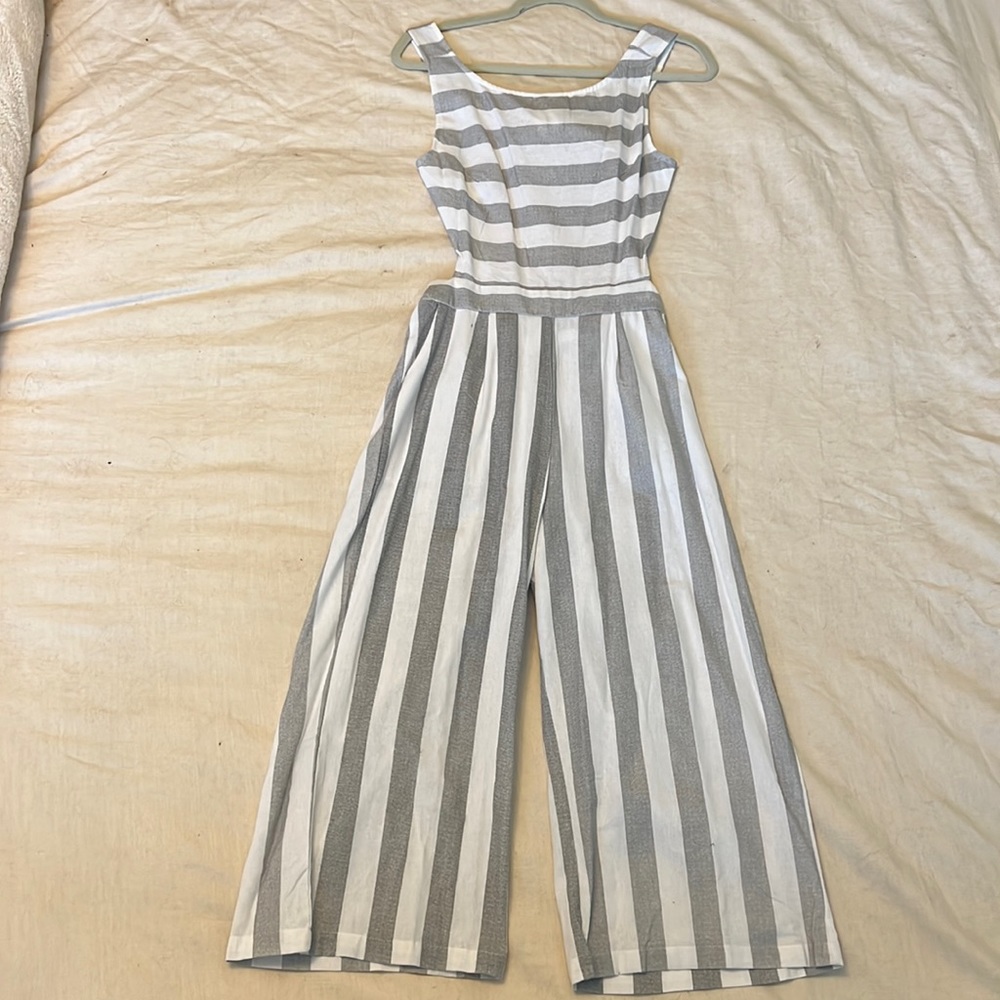 Romper with pockets. Key hole back